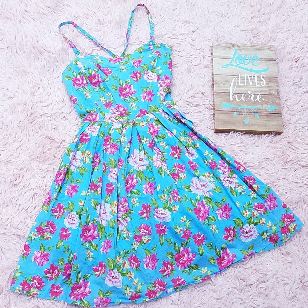 I LOVE H81 Dress Light Blue Pleats Floral Criss Cross Back Size Medium - Picture 2 of 8